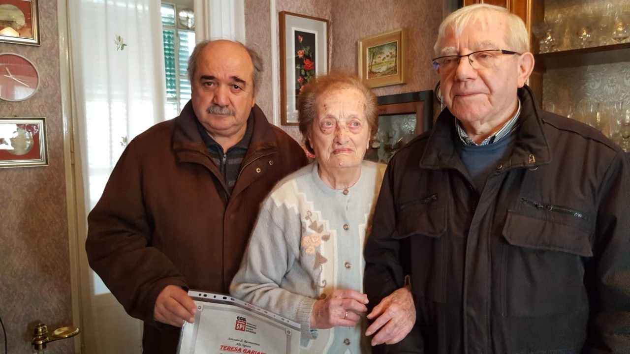 Nonna Teresa rinnova la tessera della Cgil a 98 anni