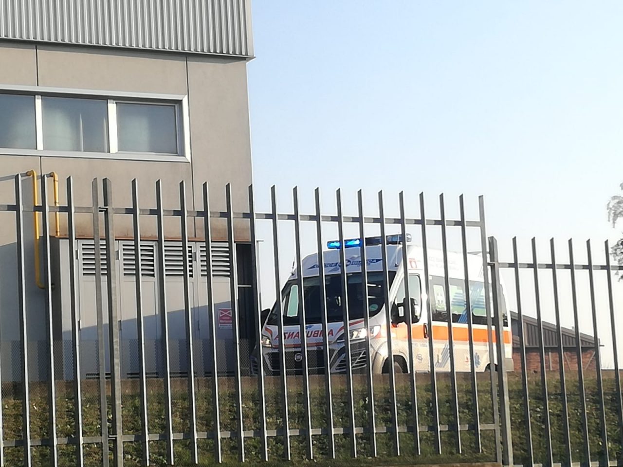 Carate, infortunio sul lavoro in via Rivera