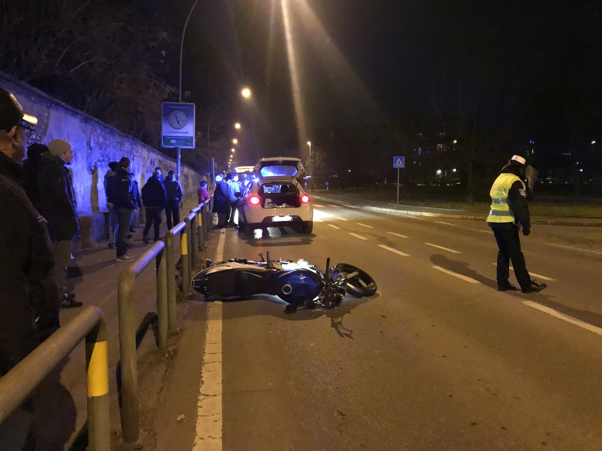 Vimercate incidente piazza Marconi motociclista ferito