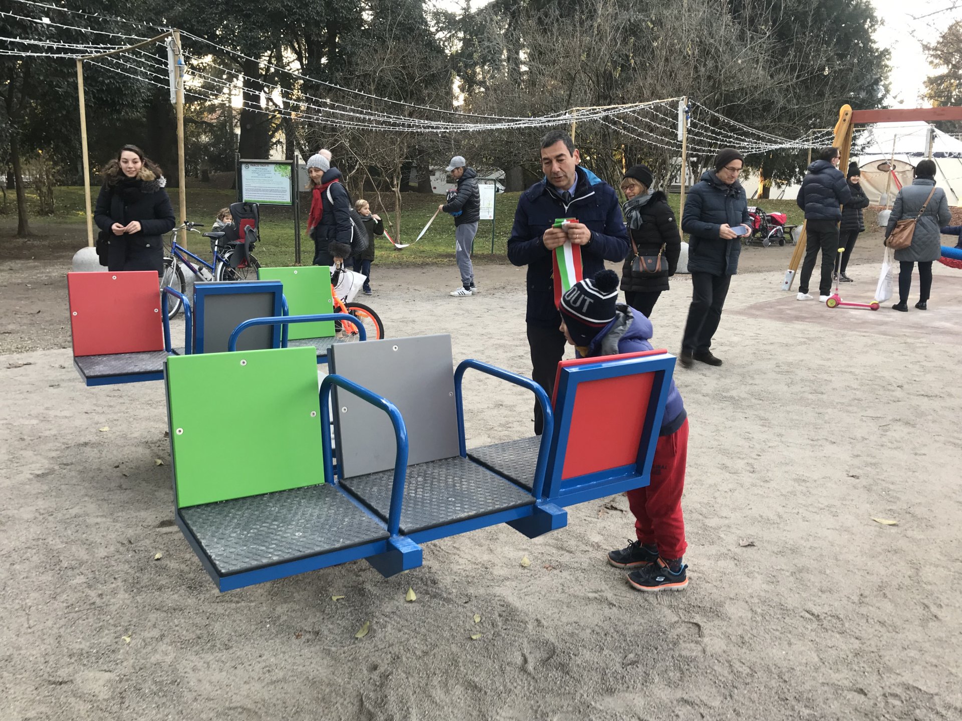 Vimercate inaugurazione con sindaco Francesco Sartini parco giochi inclusivo per bambini disabili nel parco Trotti