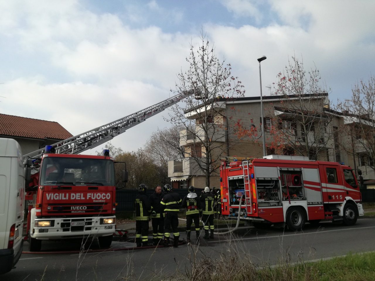 Tetto in fiamme, palazzina evacuata