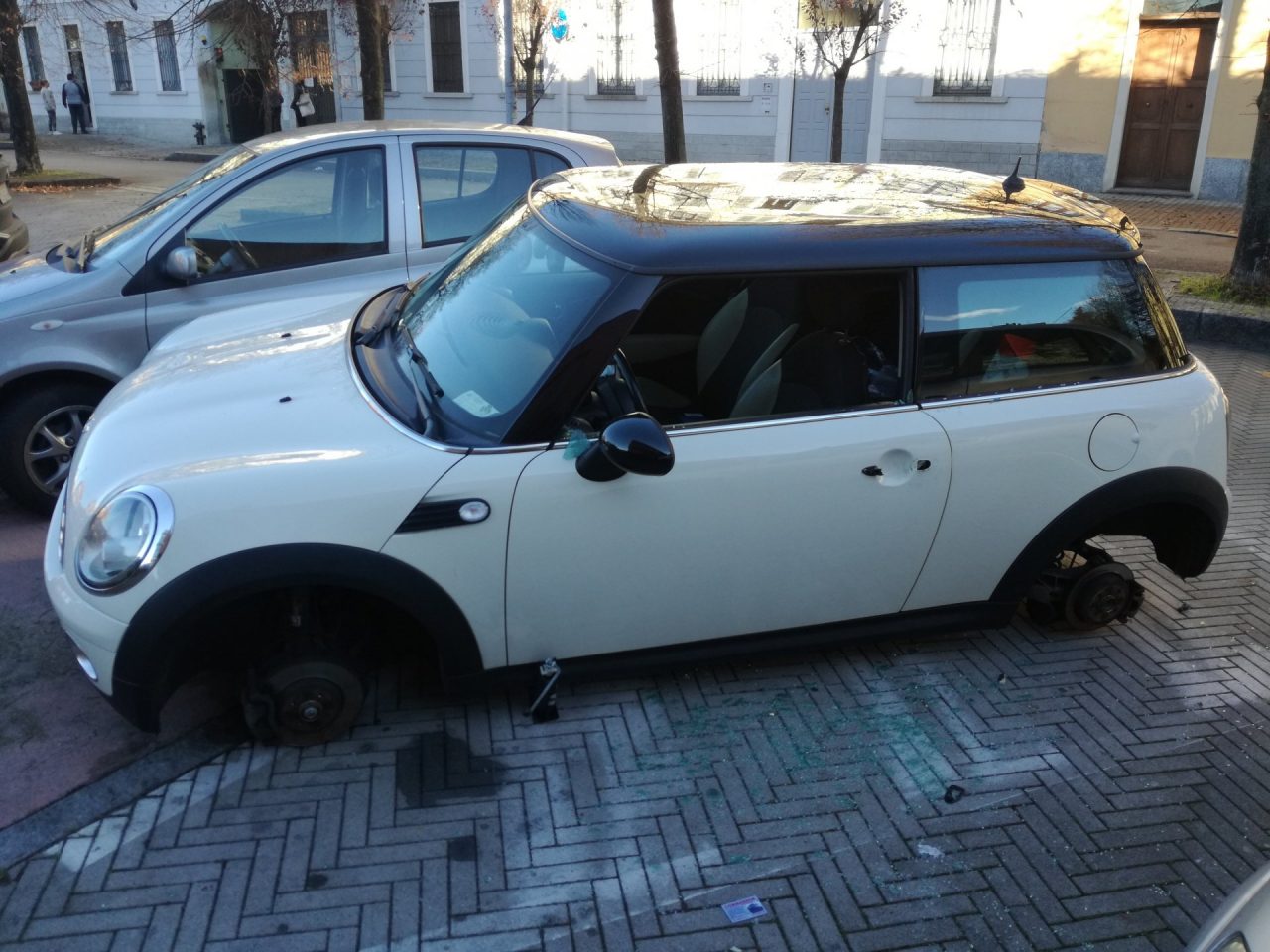 Auto cannibalizzata nel parcheggio a Seregno FOTO
