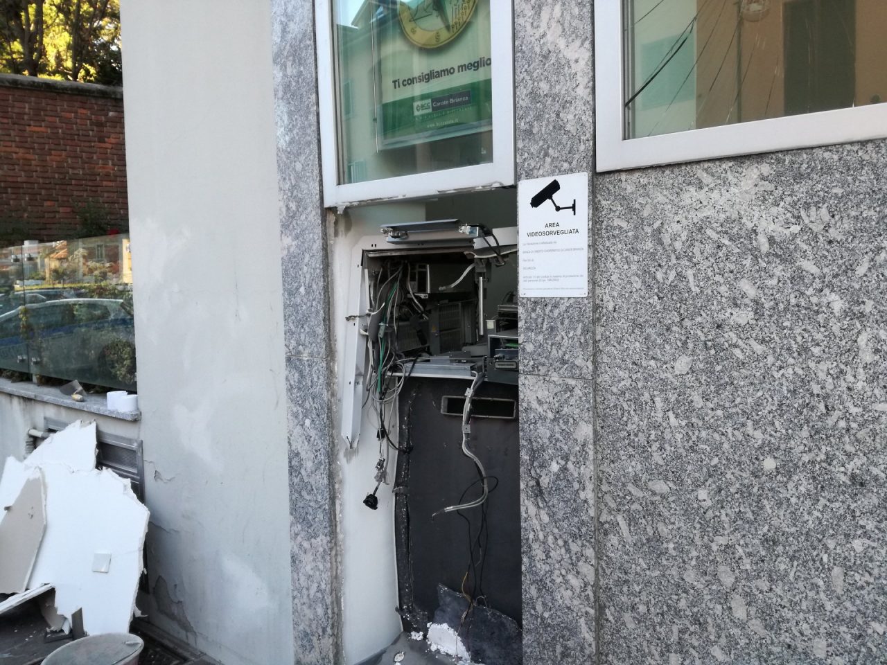 Botto nella notte, razziato il bancomat