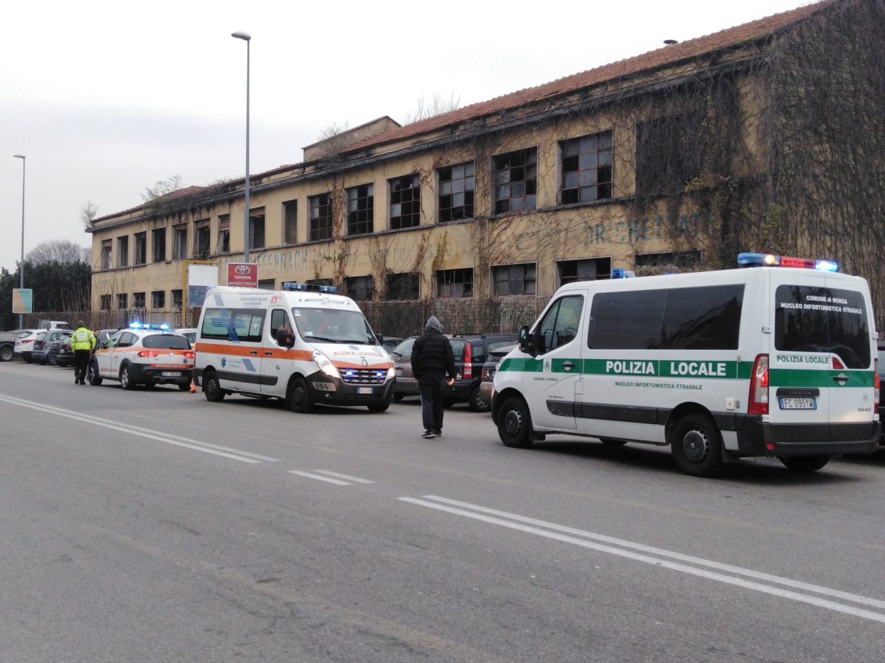 Schianto tra auto e moto: 19enne in ospedale – FOTO