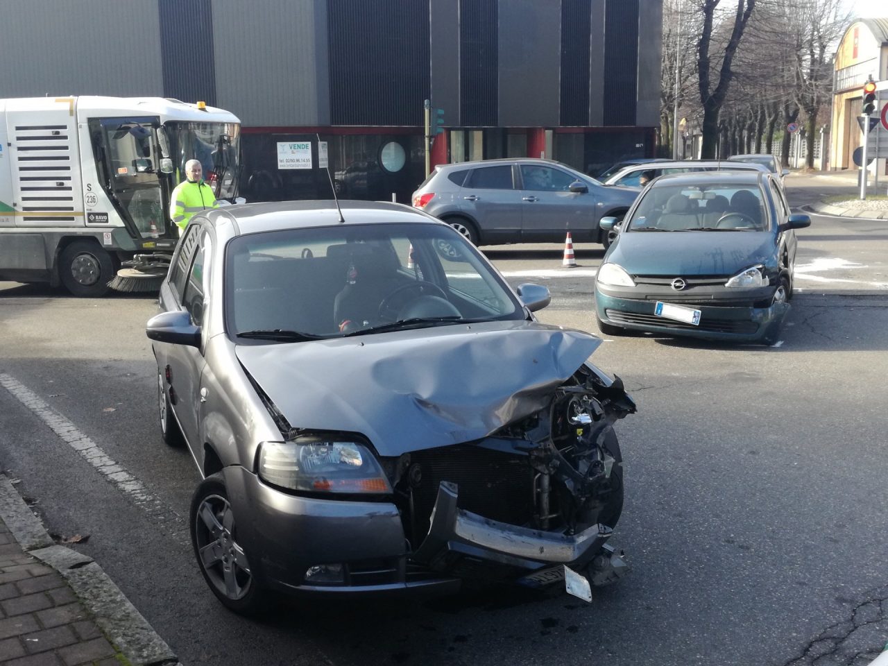 Violento scontro fra due auto all’incrocio