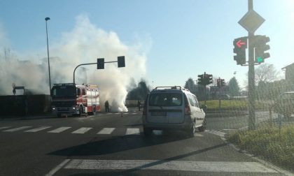 Auto in fiamme in corso Alpi, intervengono i Vigili del fuoco
