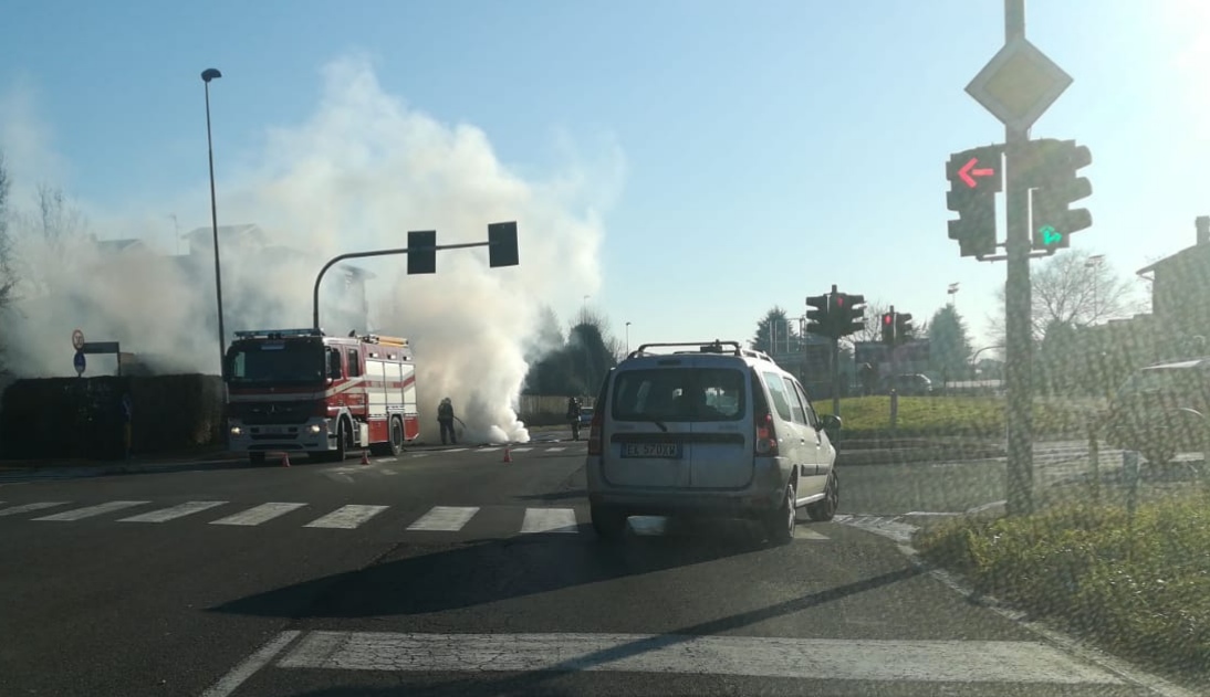 Auto in fiamme in corso Alpi, intervengono i Vigili del fuoco