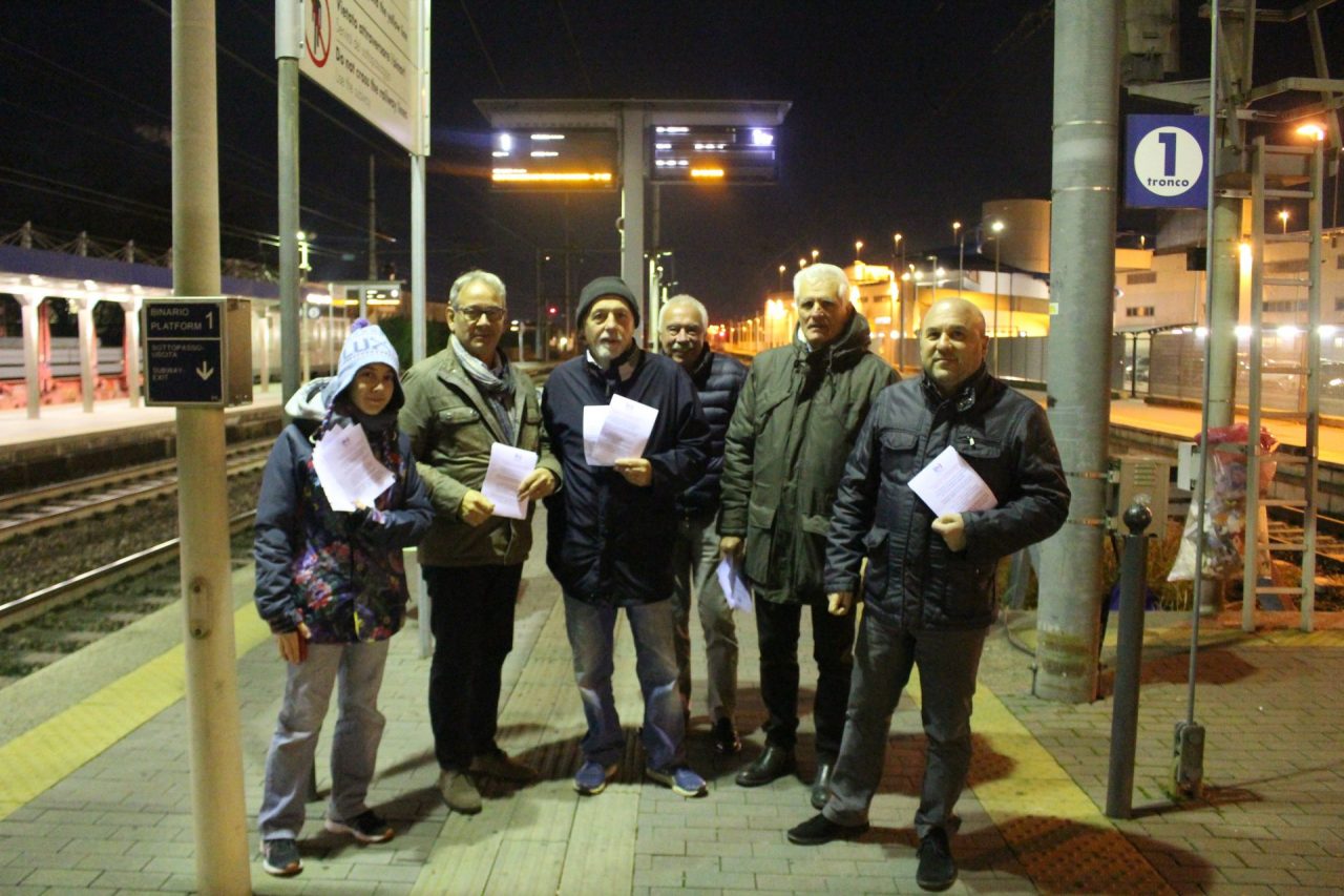 Tagli Trenord, presidio del Pd alla stazione di Camnago