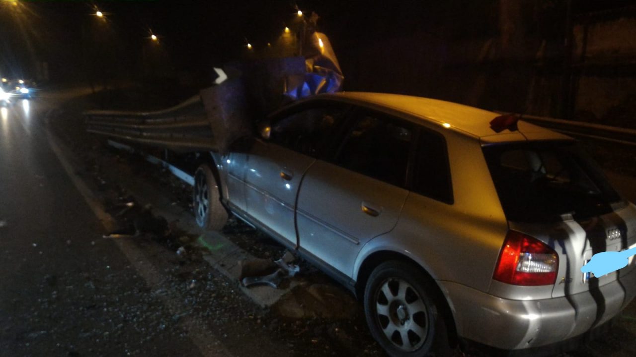 Finisce fuori strada con l’auto: 59enne in ospedale FOTO
