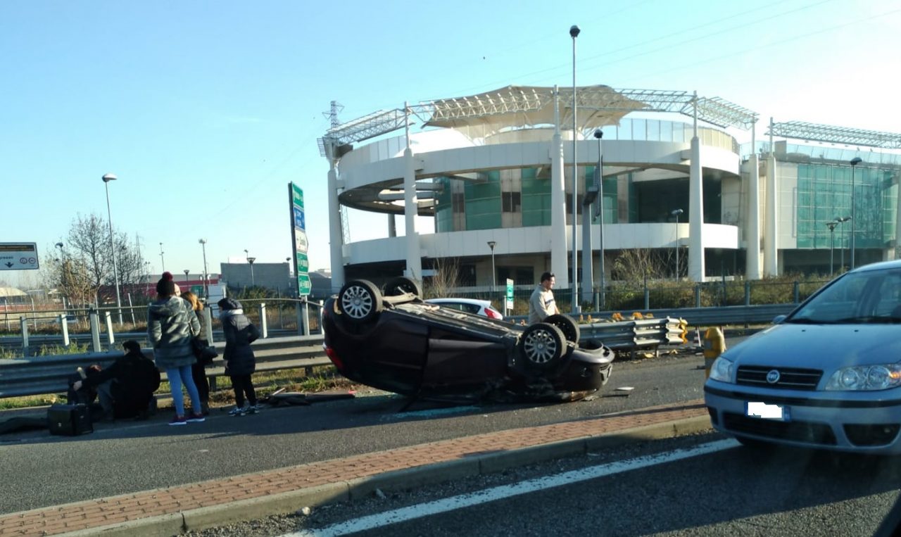 Si ribalta in viale Brianza: grave una 30enne