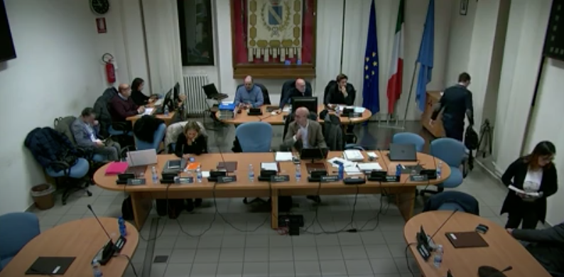 Polemica sul fuori onda in Consiglio. Il Sindaco di Seregno “Solo una battuta goliardica” VIDEO