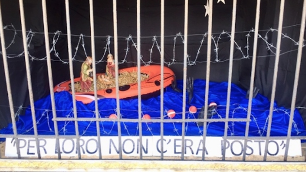 Maria e Giuseppe sul gommone, polemiche sul presepe a Milano