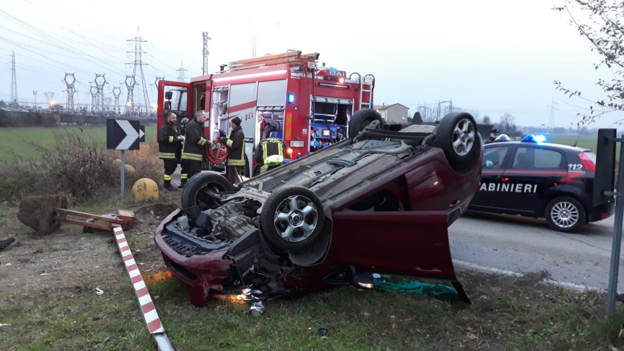 Si ribalta con l’auto in curva e abbatte una sbarra