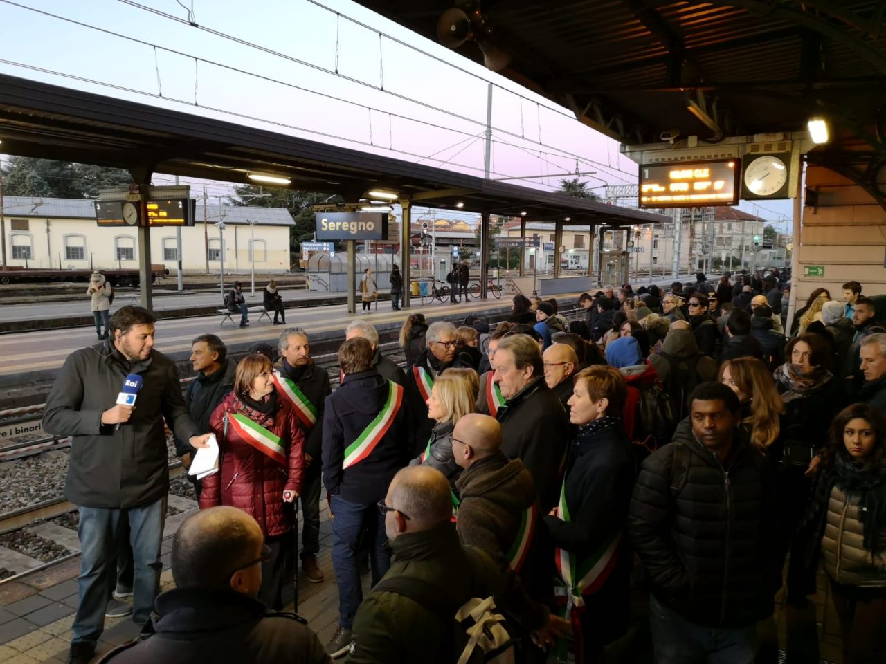 Tagli e ritardi sulle linee Trenord: i pendolari “Siamo esasperati” LE INTERVISTE VIDEO