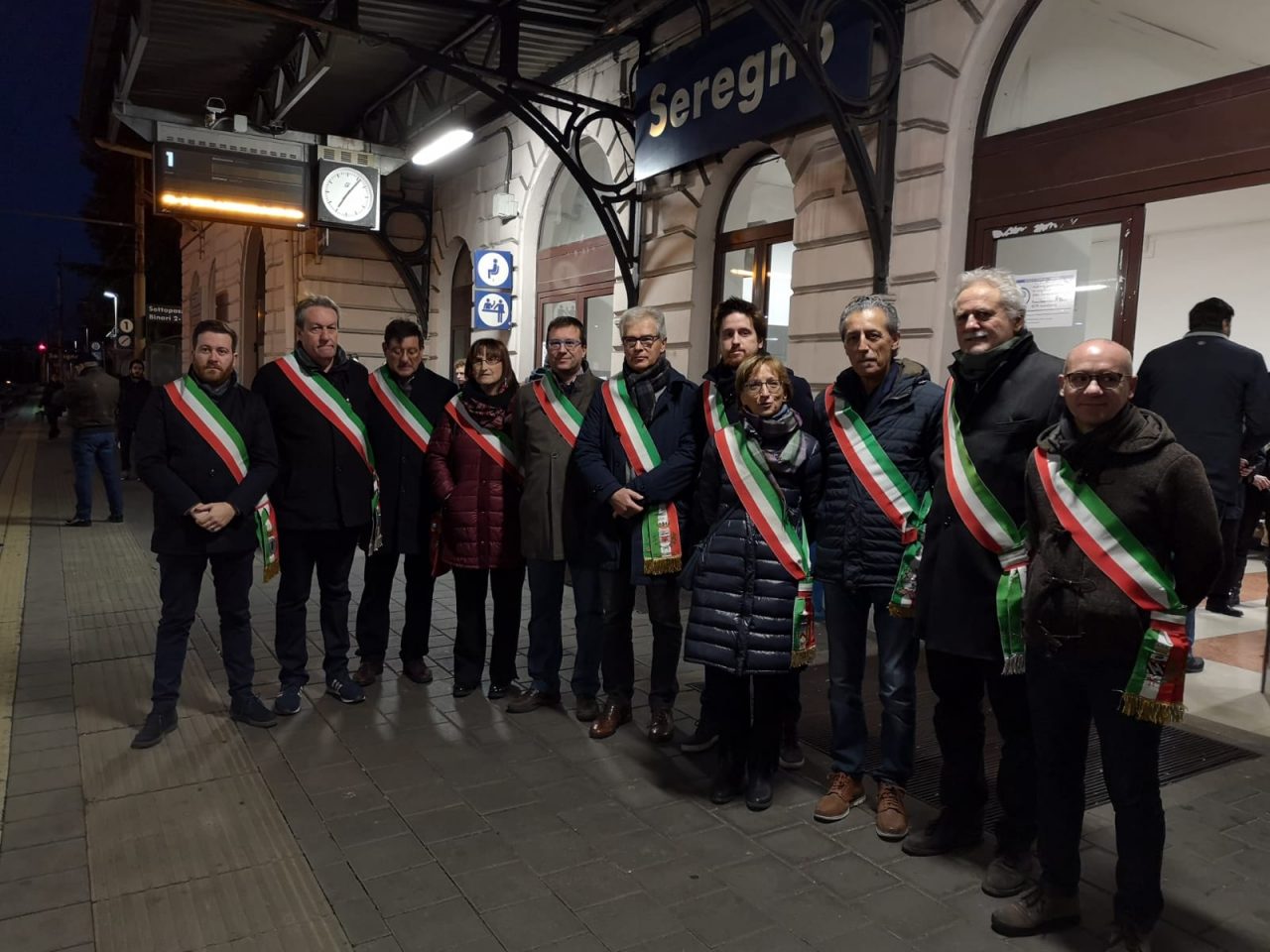 Sindaci in stazione per protesta contro i tagli Trenord VIDEO INTERVISTE