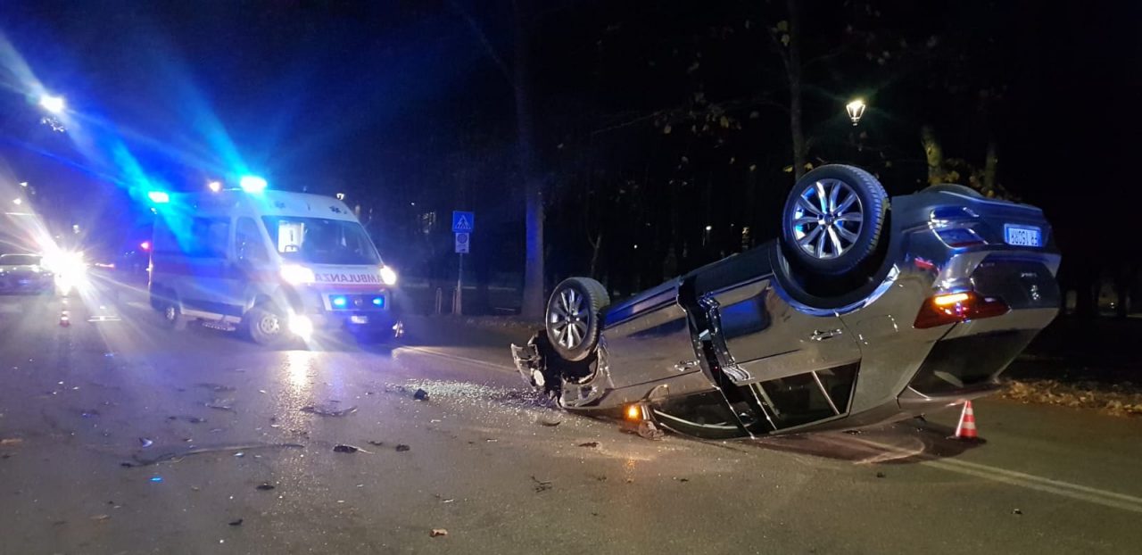Colpo di sonno al volante: si ribalta con l’auto in viale Regina Margherita FOTO