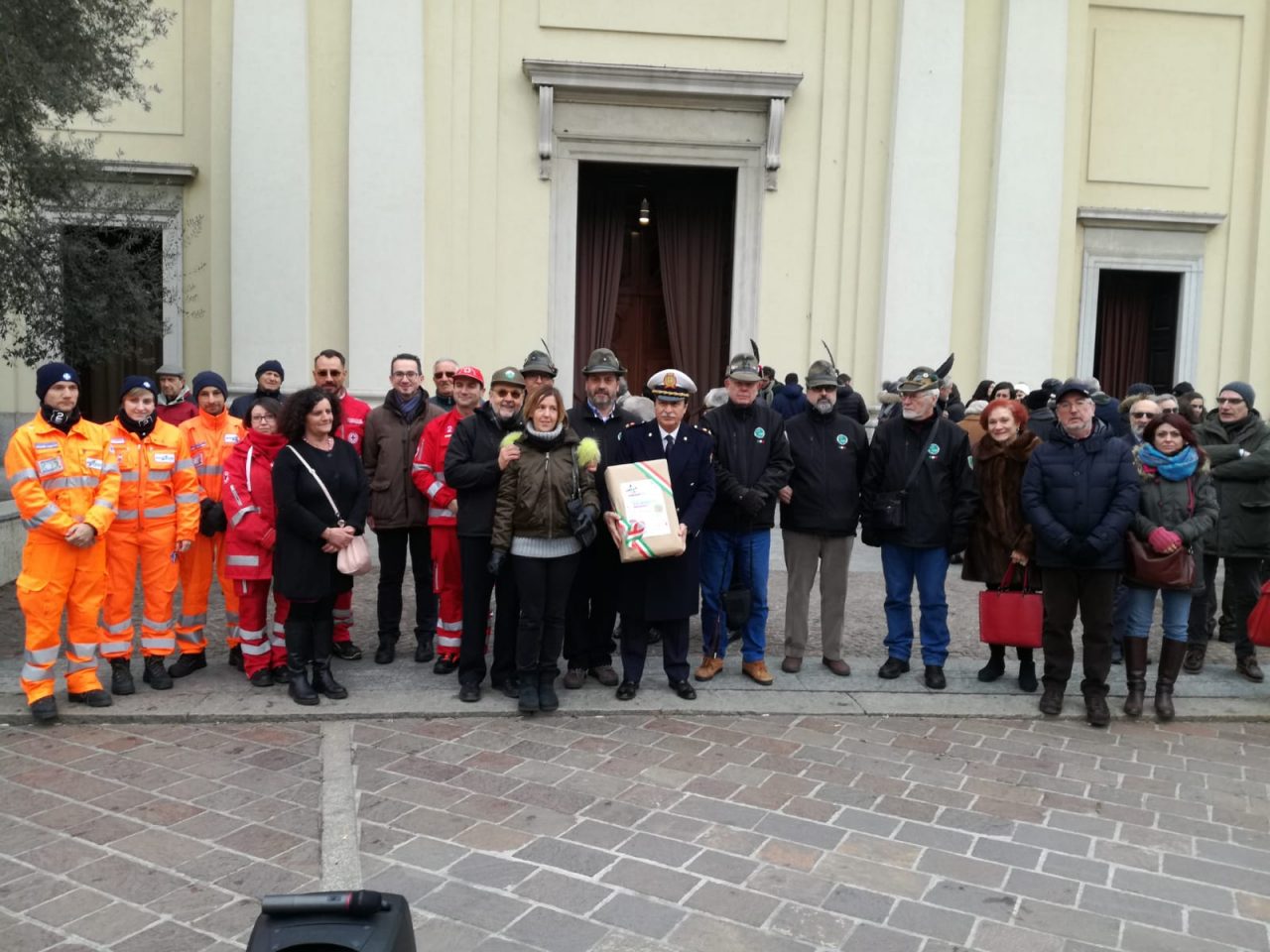 Le associazioni donano un defibrillatore alla Locale