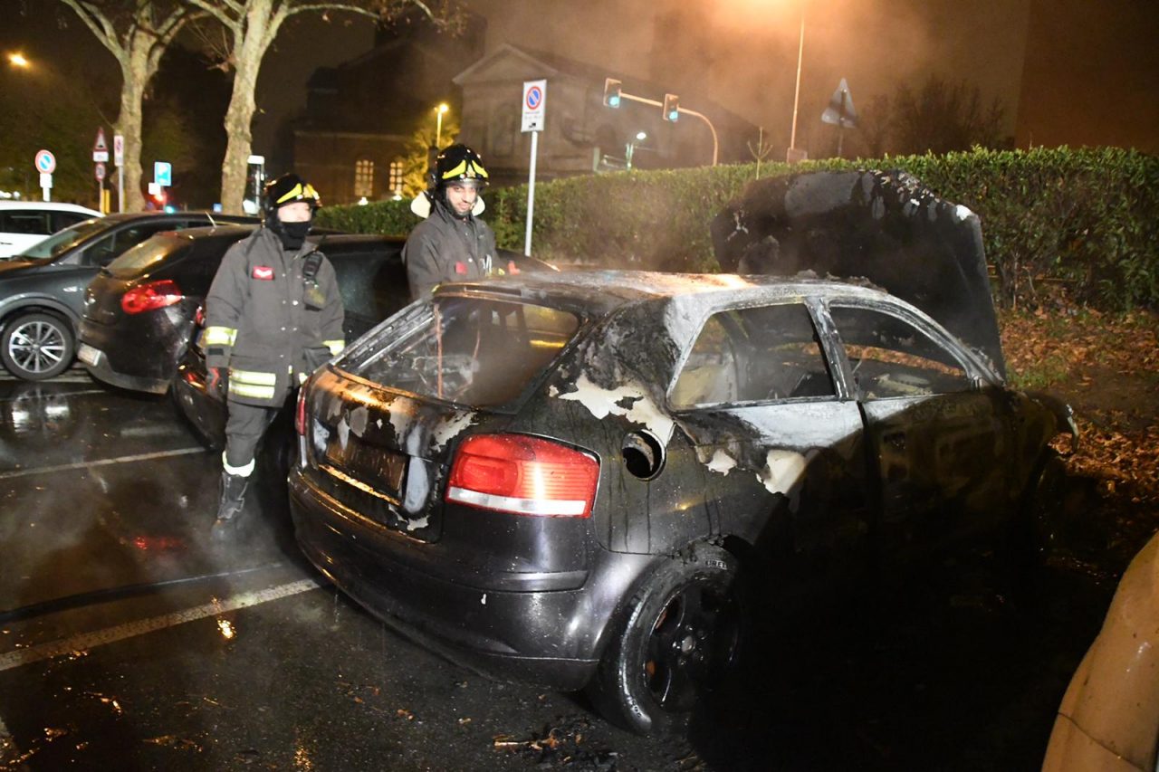 Audi cannibalizzata divorata dalle fiamme FOTO
