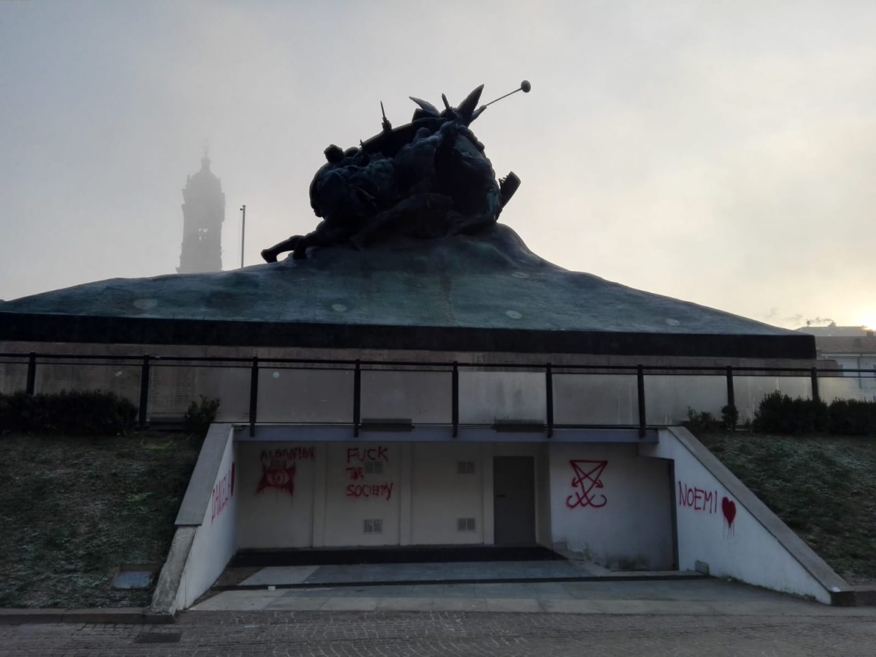 Monumento ai caduti deturpato dai vandali