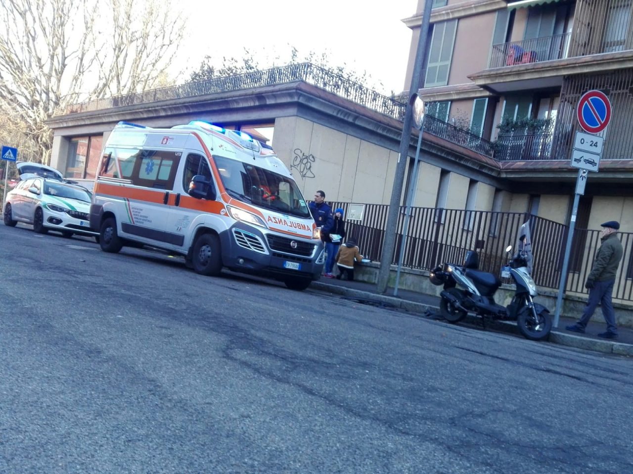 Violento impatto tra un’auto e uno scooter FOTO