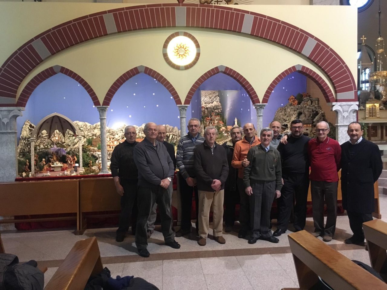 I volontari realizzano uno splendido presepe in chiesa FOTOGALLERY