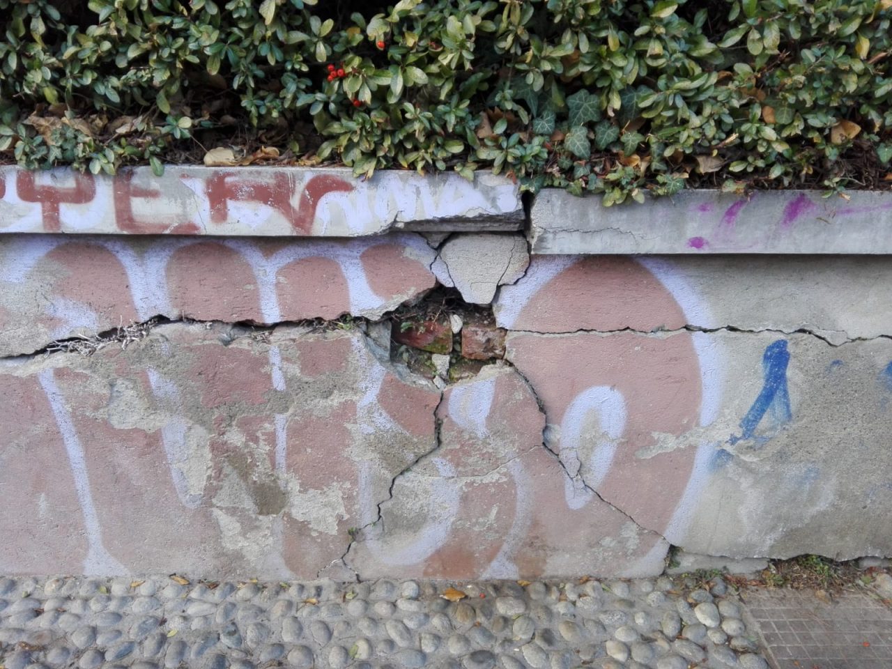 Voluminose crepe nel muro dell’oratorio