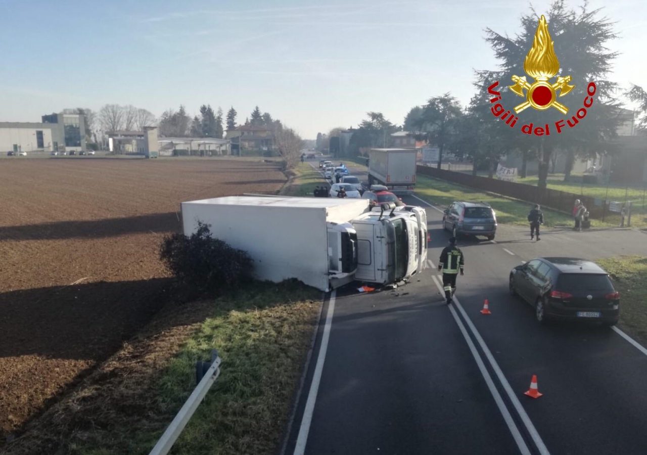 Camion ribaltato a Bellusco: intervento dei Vigili del Fuoco FOTO