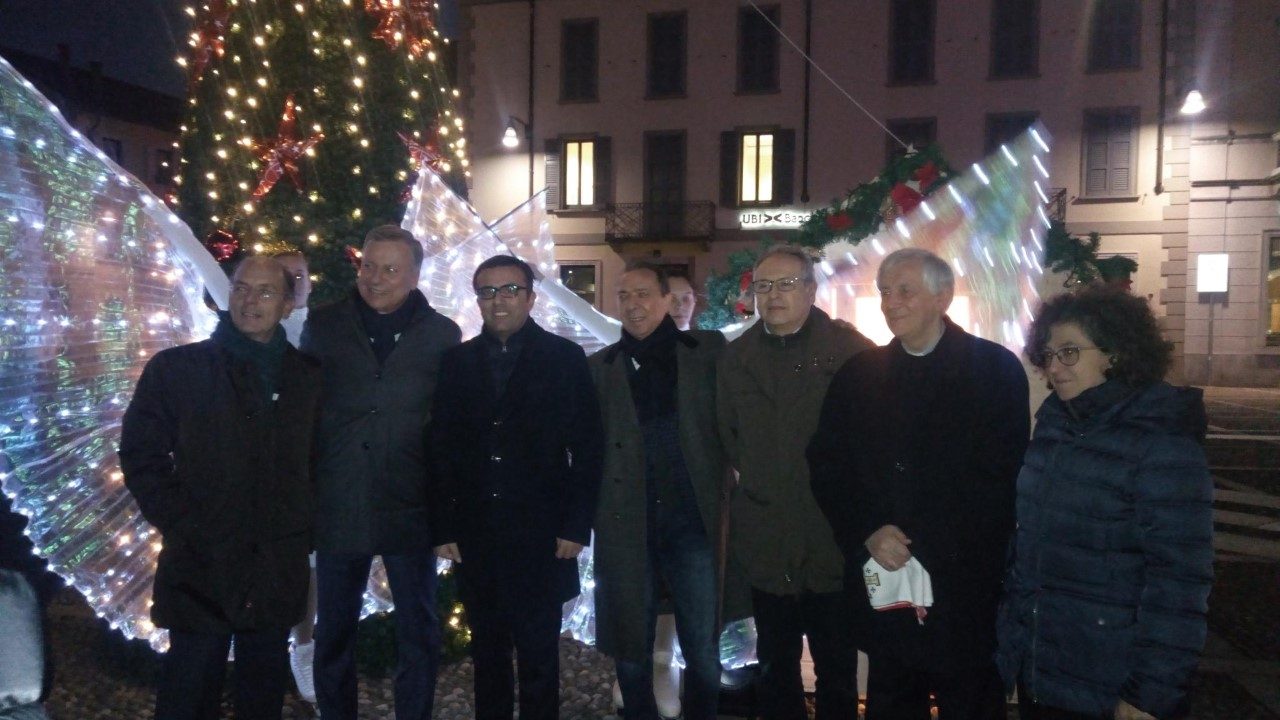 L’albero di Natale illumina piazza Duomo