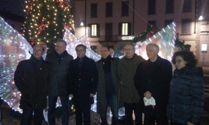 L'albero di Natale illumina piazza Duomo