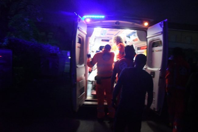 Giovane si sente male in strada a Monza SIRENE DI NOTTE