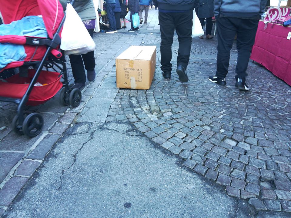 Buche pericolose? Scatoloni di cartone come rattoppo