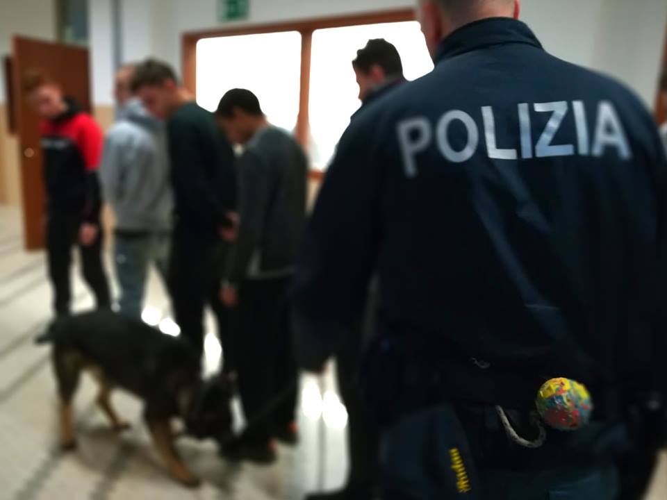 Cani antidroga della Polizia tra i banchi dei Salesiani
