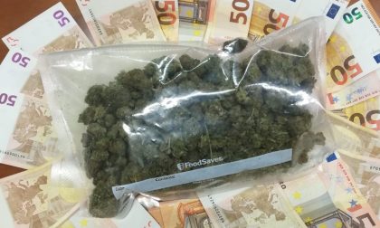 Arrestato spacciatore 19enne, i carabinieri sequestrano marijuana e soldi