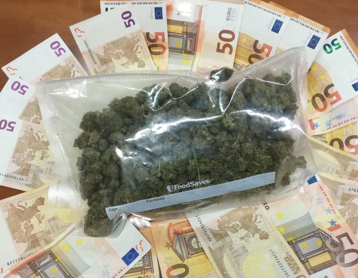 Arrestato spacciatore 19enne, i carabinieri sequestrano marijuana e soldi
