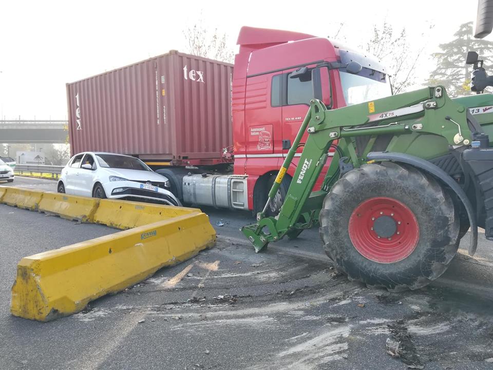 Camion contro auto, che incastro!!