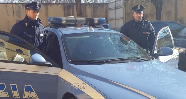 Fanno esplodere cestini e panchine e si vantano su Facebook