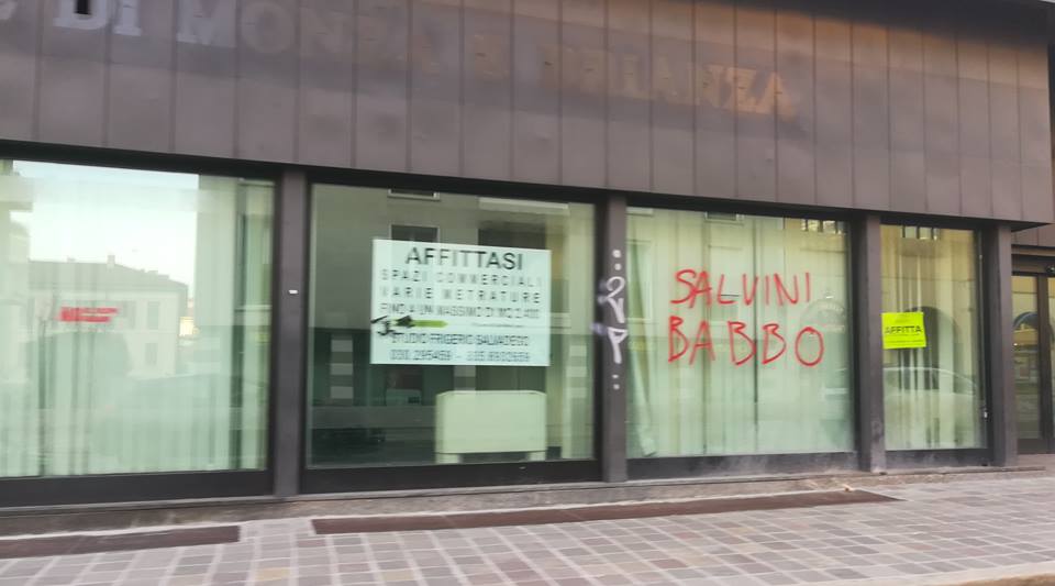 Scritte in centro contro il ministro Salvini