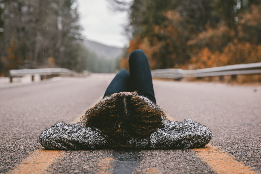 Si siedono in mezzo alla strada sfidando le auto in arrivo