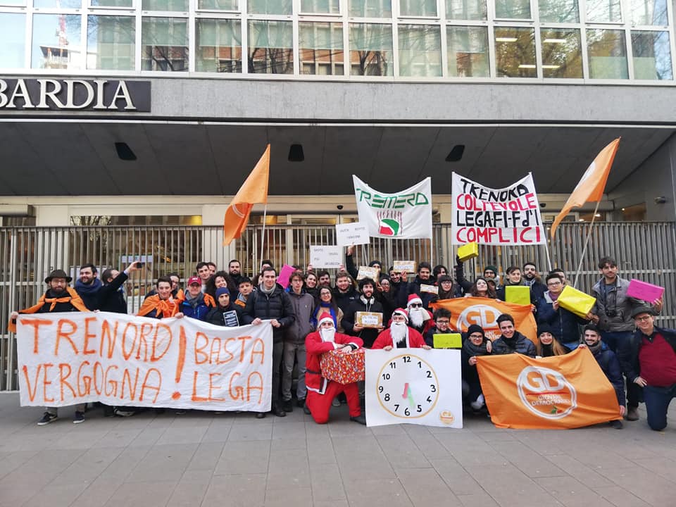 Trenord, la protesta: “Avete rotto i vagoni”