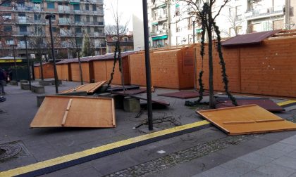 Vento forte distrugge Villaggio di Natale: un ferito FOTO
