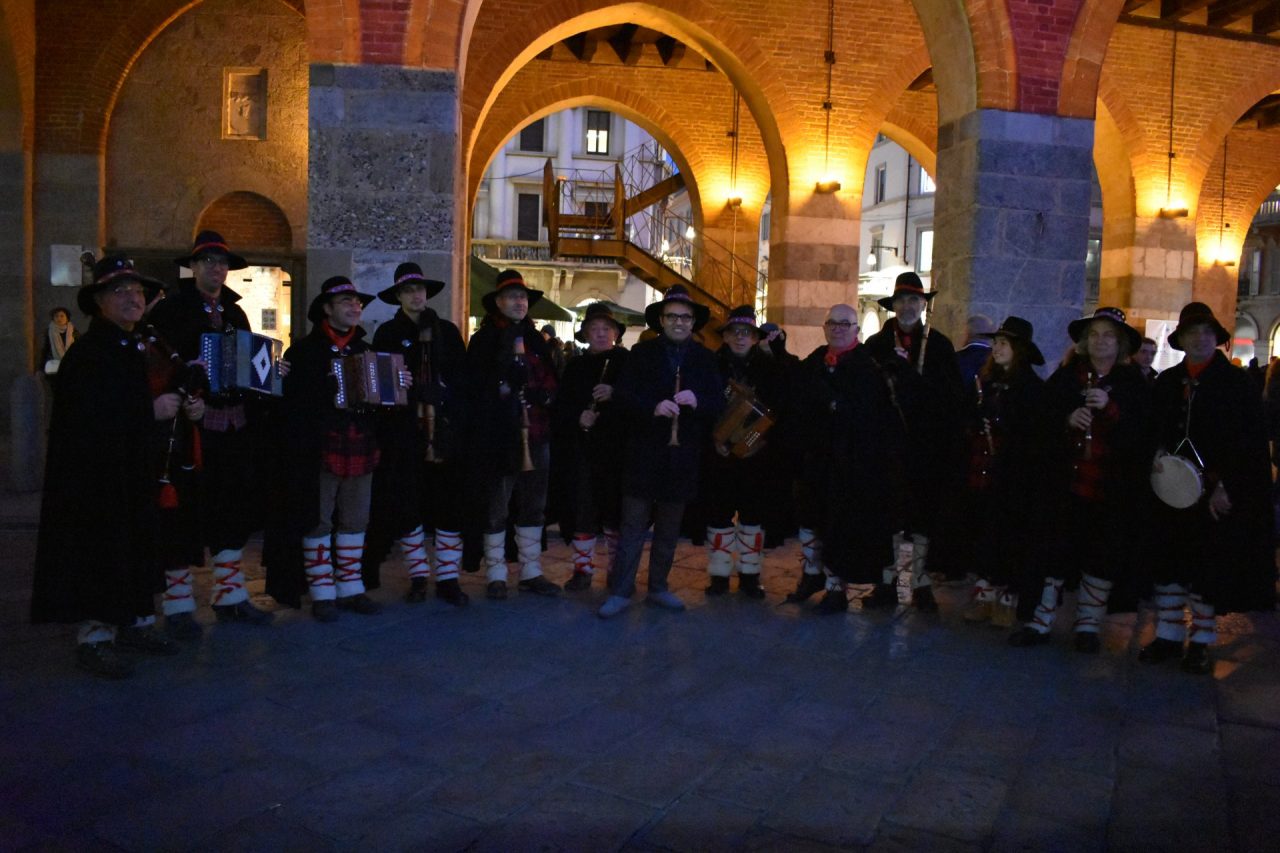 Le melodie degli zampognari scaldano il Natale dei monzesi