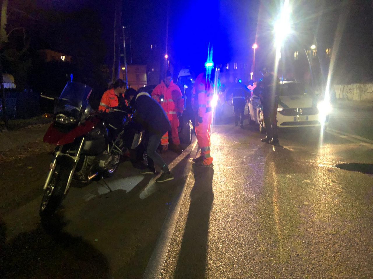 Motociclista sbanda, colpisce un’auto parcheggiata e cade
