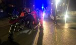 Motociclista sbanda, colpisce un'auto parcheggiata e cade