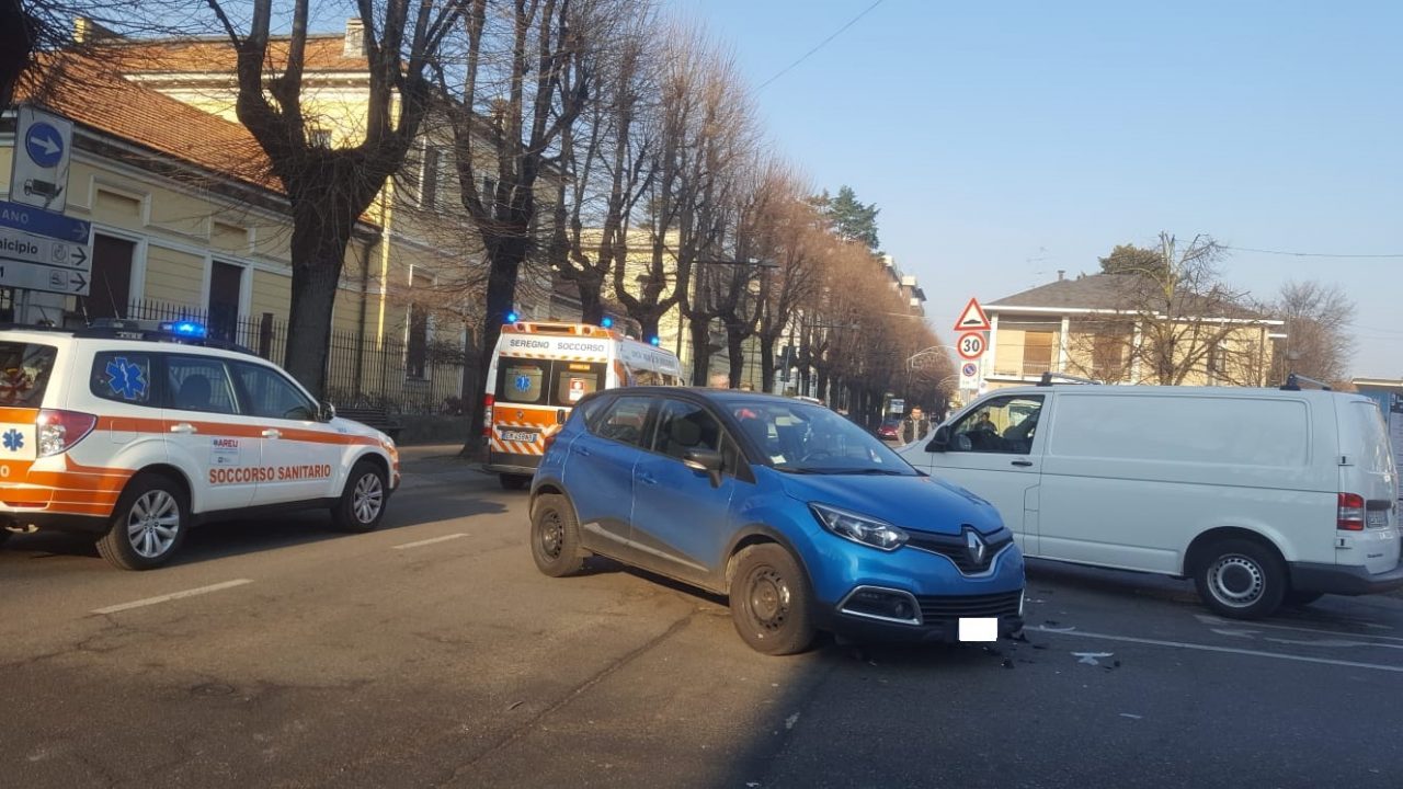 Scontro auto moto a Seveso, paura per una 17enne FOTO