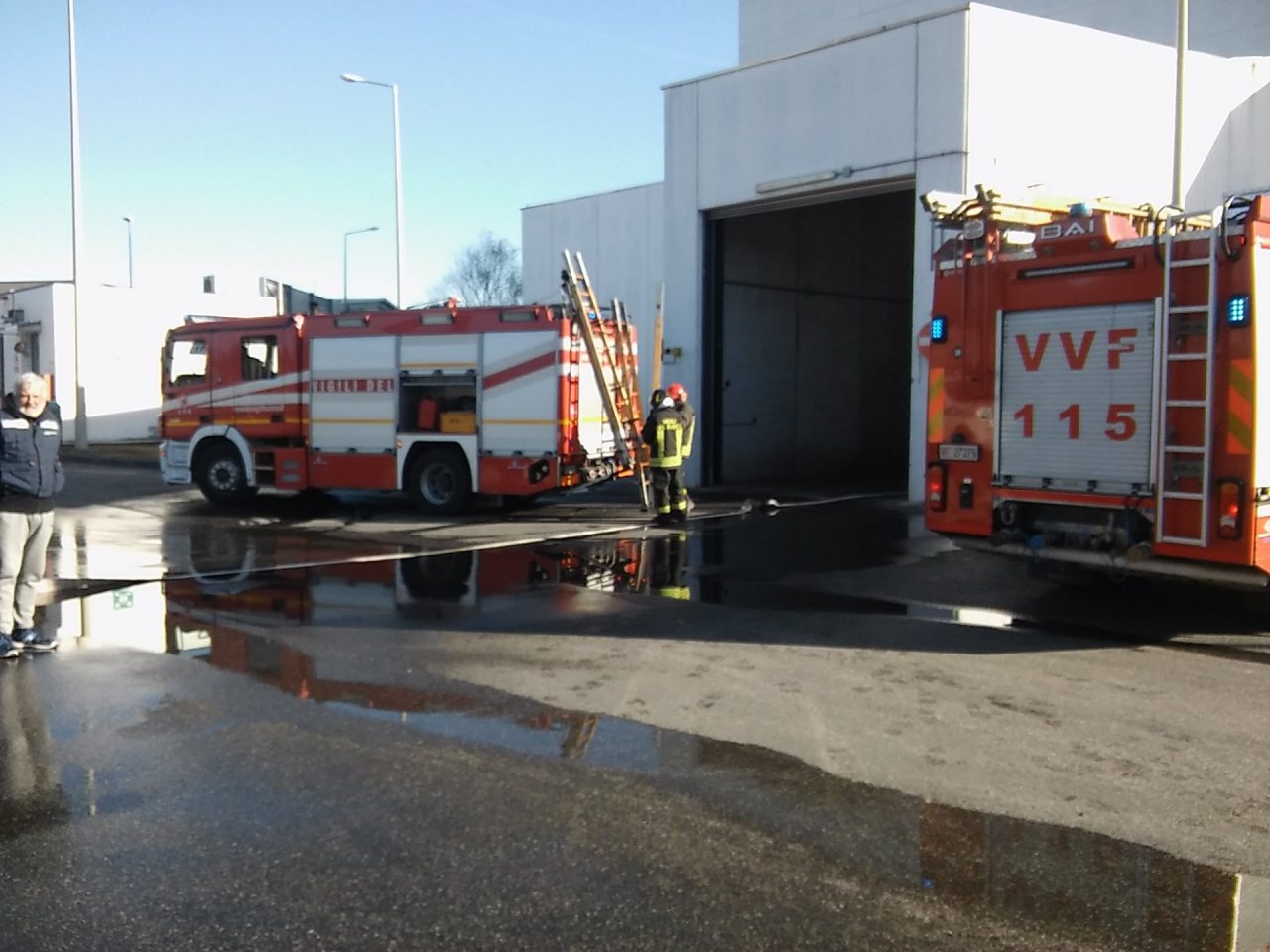 Pompieri all’inceneritore di Trezzo a fuoco una pila di rifiuti