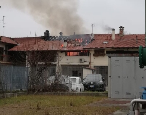 Paura ad Aicurzio: tetto della cascina in fiamme FOTO E VIDEO