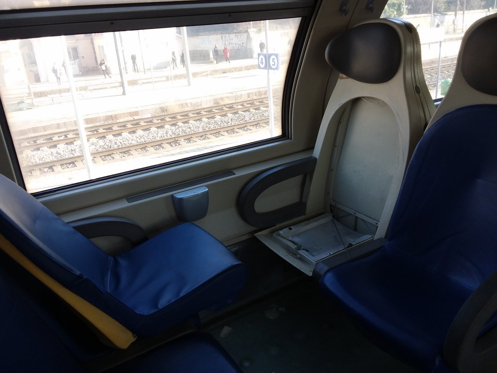 vandalizzato treno Trenord