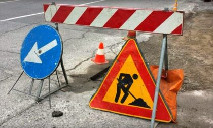 Strada chiusa per i lavori alla fognatura