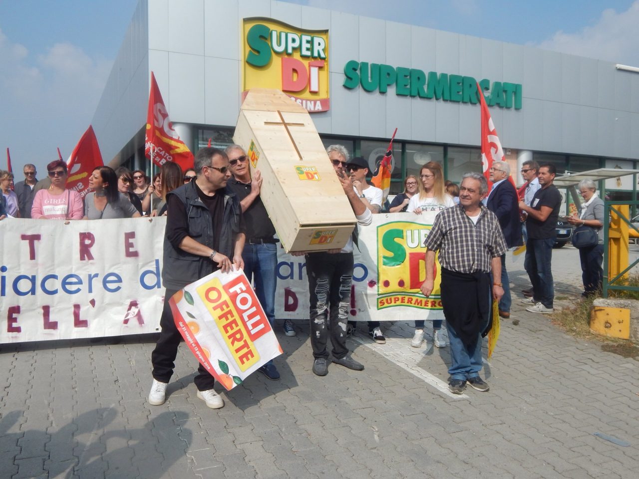 Crisi Superdì, presidio dei lavoratori al Pirellone