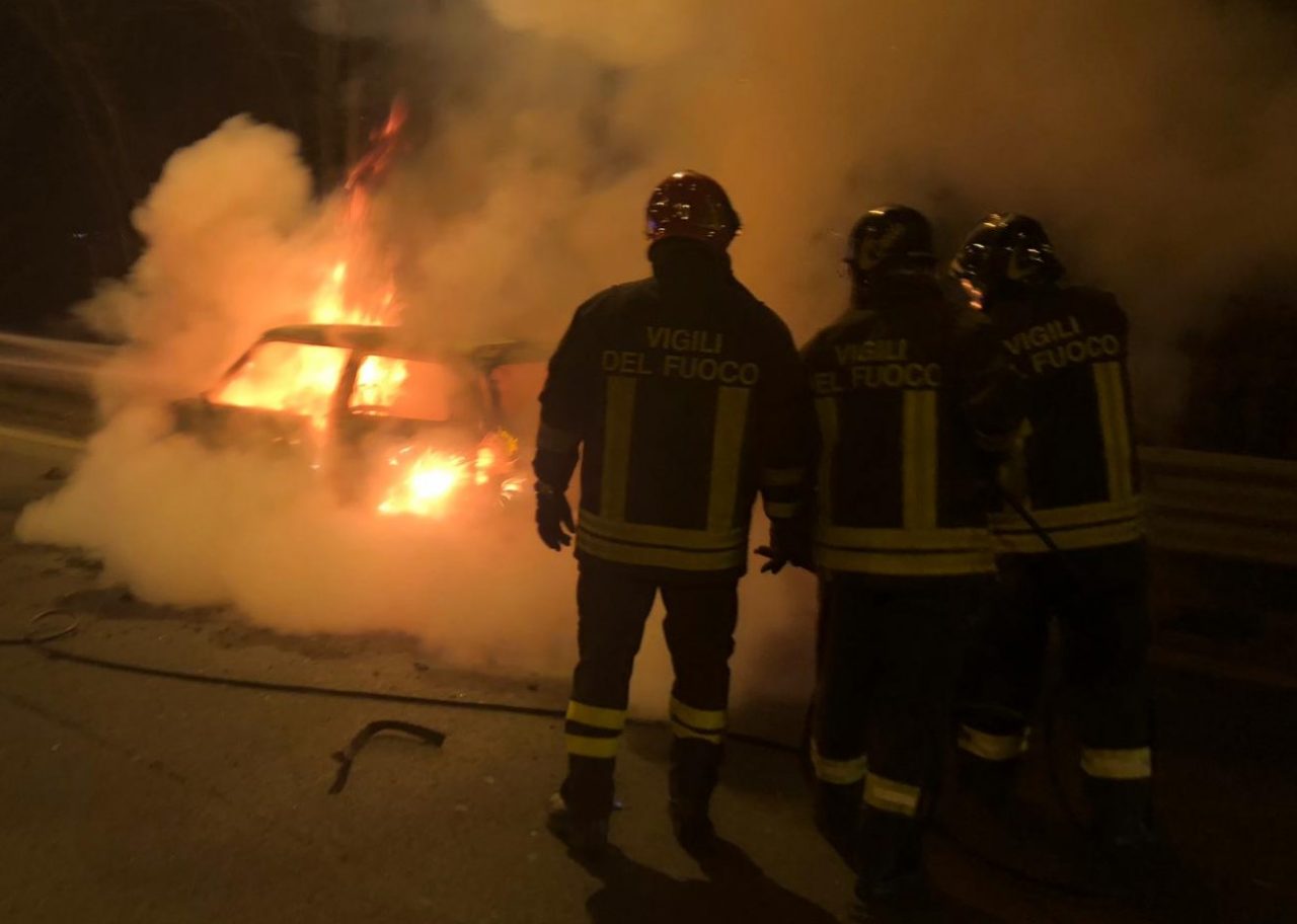 Si schianta contro un muro, auto prende fuoco e il conducente scappa